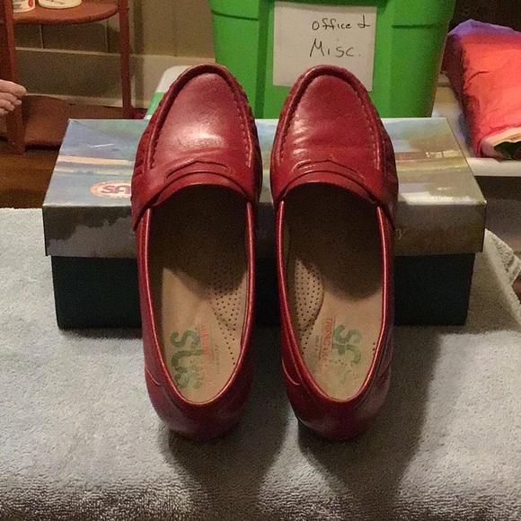 Red SAS Wink Shoes. - Picture 2 of 3